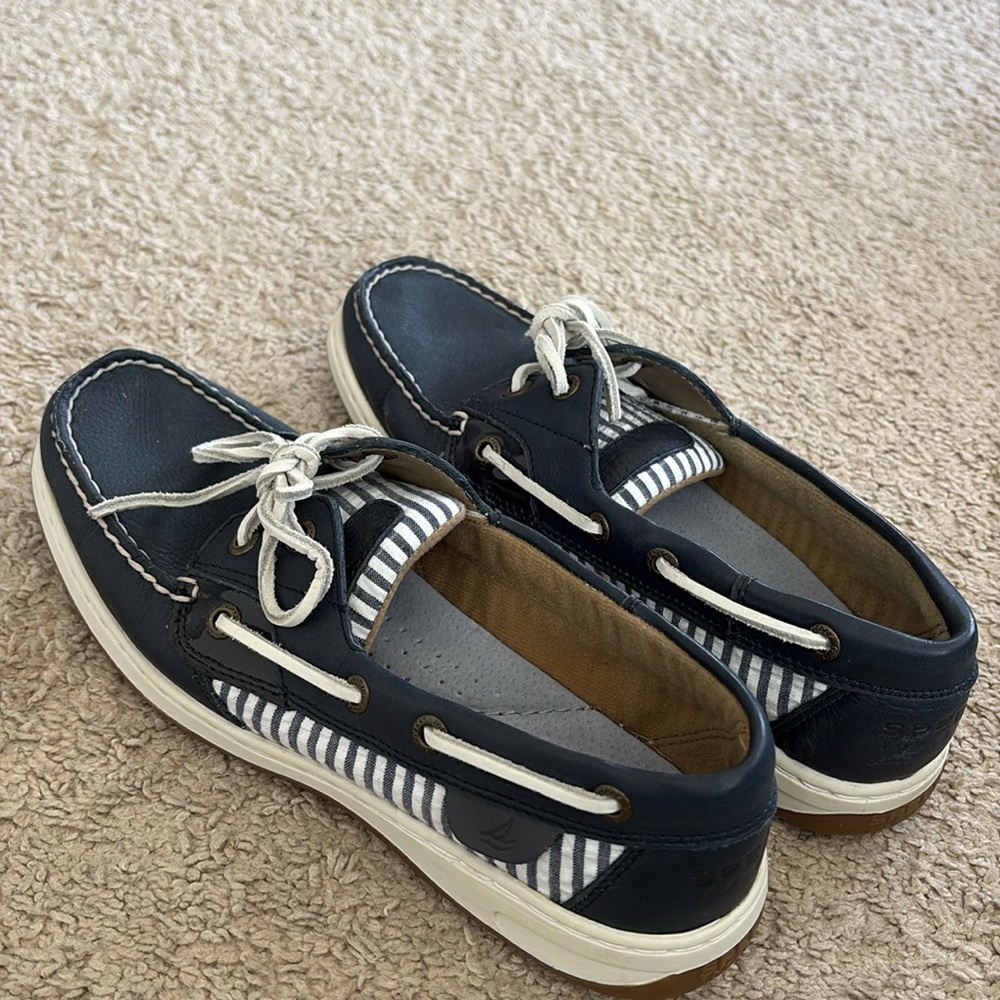 NWOT Sperry Starfish chambray striped boat shoes. Women’s size 7.5. Excellent